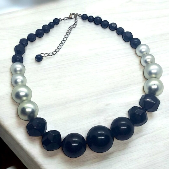 Graduated Black and Faux Silver Pearl Necklace 16” - Picture 1 of 3